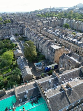 29 Ağustos 2024 'te kısmen bulutlu bir günde İskoçya' nın merkezi Edinburgh şehrinin yüksek açılı görüntüsü