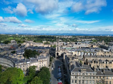 29 Ağustos 2024 'te kısmen bulutlu bir günde İskoçya' nın merkezi Edinburgh şehrinin yüksek açılı görüntüsü