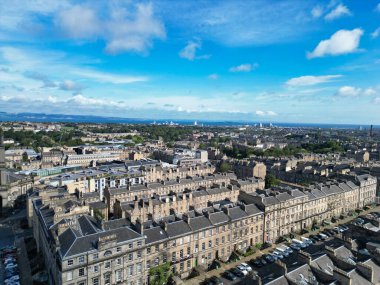 29 Ağustos 2024 'te kısmen bulutlu bir günde İskoçya' nın merkezi Edinburgh şehrinin yüksek açılı görüntüsü