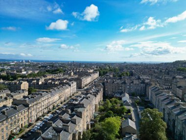 29 Ağustos 2024 'te kısmen bulutlu bir günde İskoçya' nın merkezi Edinburgh şehrinin yüksek açılı görüntüsü