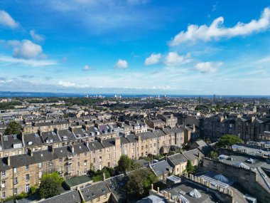 29 Ağustos 2024 'te kısmen bulutlu bir günde İskoçya' nın merkezi Edinburgh şehrinin yüksek açılı görüntüsü
