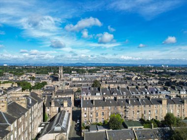 29 Ağustos 2024 'te kısmen bulutlu bir günde İskoçya' nın merkezi Edinburgh şehrinin yüksek açılı görüntüsü