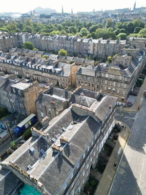 29 Ağustos 2024 'te kısmen bulutlu bir günde İskoçya' nın merkezi Edinburgh şehrinin yüksek açılı görüntüsü