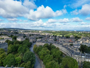 29 Ağustos 2024 'te kısmen bulutlu bir günde İskoçya' nın merkezi Edinburgh şehrinin yüksek açılı görüntüsü