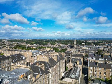 29 Ağustos 2024 'te kısmen bulutlu bir günde İskoçya' nın merkezi Edinburgh şehrinin yüksek açılı görüntüsü