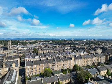 29 Ağustos 2024 'te kısmen bulutlu bir günde İskoçya' nın merkezi Edinburgh şehrinin yüksek açılı görüntüsü