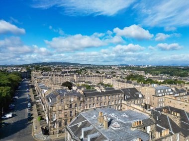 29 Ağustos 2024 'te kısmen bulutlu bir günde İskoçya' nın merkezi Edinburgh şehrinin yüksek açılı görüntüsü