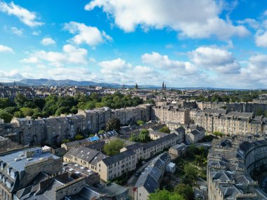 29 Ağustos 2024 'te kısmen bulutlu bir günde İskoçya' nın merkezi Edinburgh şehrinin yüksek açılı görüntüsü