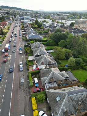 29 Ağustos 2024 'te kısmen bulutlu bir günde İskoçya' nın merkezi Edinburgh şehrinin yüksek açılı görüntüsü