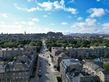 29 Ağustos 2024 'te kısmen bulutlu bir günde İskoçya' nın merkezi Edinburgh şehrinin yüksek açılı görüntüsü