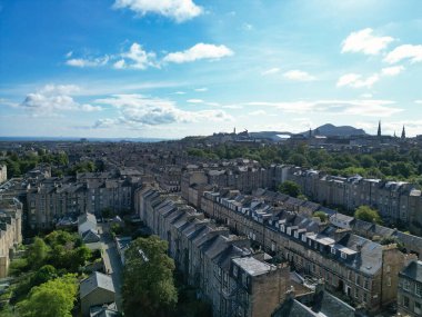 29 Ağustos 2024 'te kısmen bulutlu bir günde İskoçya' nın merkezi Edinburgh şehrinin yüksek açılı görüntüsü