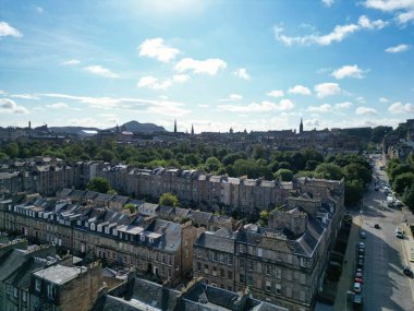 29 Ağustos 2024 'te kısmen bulutlu bir günde İskoçya' nın merkezi Edinburgh şehrinin yüksek açılı görüntüsü