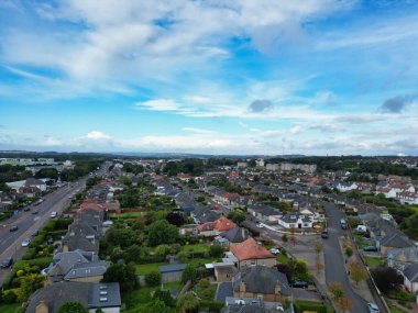 29 Ağustos 2024 'te kısmen bulutlu bir günde İskoçya' nın merkezi Edinburgh şehrinin yüksek açılı görüntüsü