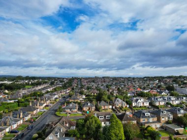 29 Ağustos 2024 'te kısmen bulutlu bir günde İskoçya' nın merkezi Edinburgh şehrinin yüksek açılı görüntüsü