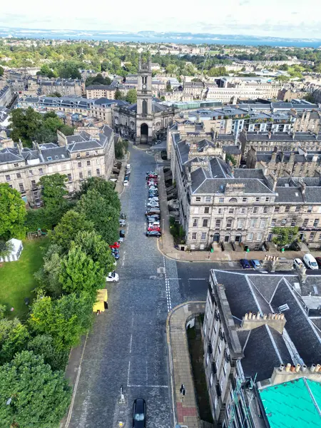 29 Ağustos 2024 'te kısmen bulutlu bir günde İskoçya' nın merkezi Edinburgh şehrinin yüksek açılı görüntüsü
