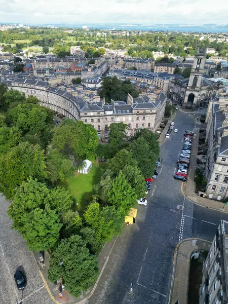 29 Ağustos 2024 'te kısmen bulutlu bir günde İskoçya' nın merkezi Edinburgh şehrinin yüksek açılı görüntüsü