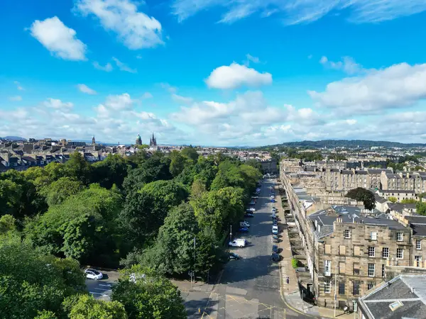 29 Ağustos 2024 'te kısmen bulutlu bir günde İskoçya' nın merkezi Edinburgh şehrinin yüksek açılı görüntüsü