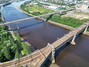 Kuzey İngiltere 'deki Tyne Nehri' nden Merkez Newcastle City 'nin hava görüntüsü. 19 Temmuz 2024, Drone 'un Kamerası.