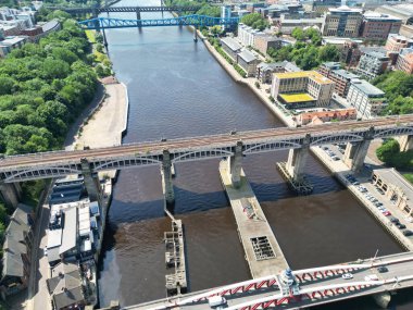 Kuzey İngiltere 'deki Tyne Nehri' nden Merkez Newcastle City 'nin hava görüntüsü. 19 Temmuz 2024, Drone 'un Kamerası.