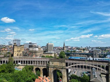 Kuzey İngiltere 'deki Tyne Nehri' nden Merkez Newcastle City 'nin hava görüntüsü. 19 Temmuz 2024, Drone 'un Kamerası.