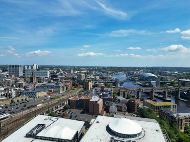 Kuzey İngiltere 'deki Tyne Nehri' nden Merkez Newcastle City 'nin hava görüntüsü. 19 Temmuz 2024, Drone 'un Kamerası.