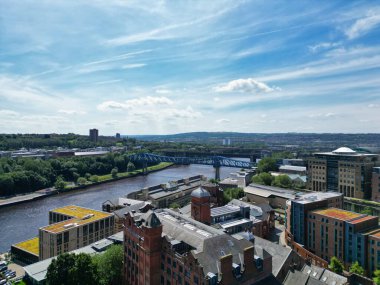 Kuzey İngiltere 'deki Tyne Nehri' nden Merkez Newcastle City 'nin hava görüntüsü. 19 Temmuz 2024, Drone 'un Kamerası.