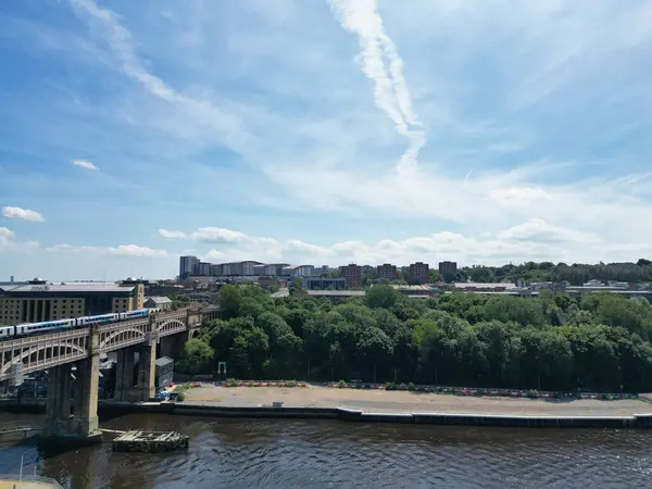 Kuzey İngiltere 'deki Tyne Nehri' nden Merkez Newcastle City 'nin hava görüntüsü. 19 Temmuz 2024, Drone 'un Kamerası.