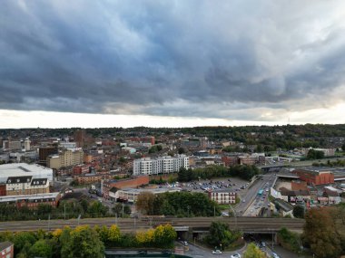 12 Ekim 2024 'te İngiltere şehir merkezine yakın olan Luton City Residential District' in Hava Görüntüsü