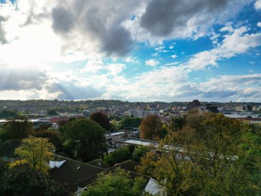 12 Ekim 2024 'te İngiltere şehir merkezine yakın olan Luton City Residential District' in Hava Görüntüsü