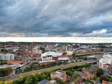 12 Ekim 2024 'te İngiltere şehir merkezine yakın olan Luton City Residential District Yüksek Açılı Manzarası