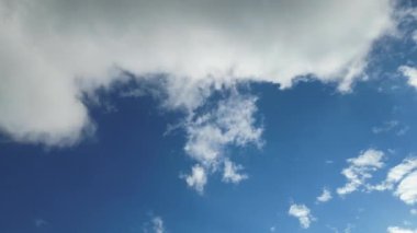 İngiltere üzerinde Güzel Hızlı Hareketli Dramatik Yağmur ve Eşsiz Bulutlar ve Gökyüzü 'nün Yüksek Açılı Hızlandırılmış Görüntüsü. Görüntü İHA 'nın Yüksek İrtifa Kamerasıyla çekildi