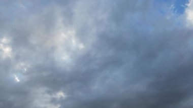 İngiltere üzerinde Güzel Hızlı Hareketli Dramatik Yağmur ve Eşsiz Bulutlar ve Gökyüzü 'nün Yüksek Açılı Hızlandırılmış Görüntüsü. Görüntü İHA 'nın Yüksek İrtifa Kamerasıyla çekildi