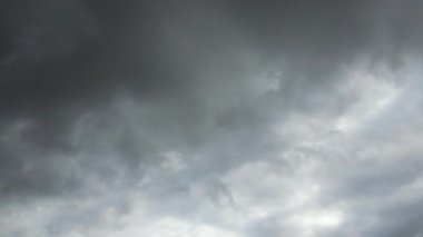 İngiltere üzerinde Güzel Hızlı Hareketli Dramatik Yağmur ve Eşsiz Bulutlar ve Gökyüzü 'nün Yüksek Açılı Hızlandırılmış Görüntüsü. Görüntü İHA 'nın Yüksek İrtifa Kamerasıyla çekildi
