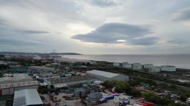 15 Ekim 2024 'te İngiltere' nin Avonmouth Bristol şehrindeki Deniz Liman ve Rıhtımı Yüksek Açı Görünümü. Hava Aracı 'nın Kamera Görüntüsü Bulutlu Gün Batımında Orta Yükseklikten Yakalandı.