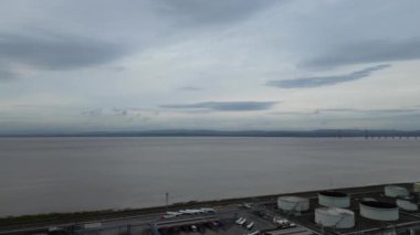 15 Ekim 2024 'te İngiltere' nin Avonmouth Bristol şehrindeki Deniz Liman ve Rıhtımı Yüksek Açı Görünümü. Hava Aracı 'nın Kamera Görüntüsü Bulutlu Gün Batımında Orta Yükseklikten Yakalandı.