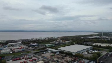 15 Ekim 2024 'te İngiltere' nin Avonmouth Bristol şehrindeki Deniz Liman ve Rıhtımı Yüksek Açı Görünümü. Hava Aracı 'nın Kamera Görüntüsü Bulutlu Gün Batımında Orta Yükseklikten Yakalandı.