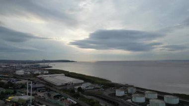 15 Ekim 2024 'te İngiltere' nin Avonmouth Bristol şehrindeki Deniz Liman ve Rıhtımı Yüksek Açı Görünümü. Hava Aracı 'nın Kamera Görüntüsü Bulutlu Gün Batımında Orta Yükseklikten Yakalandı.