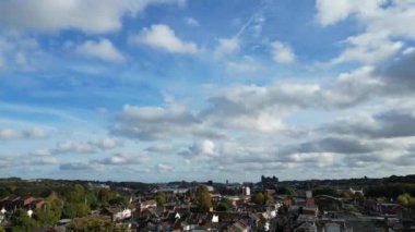 İngiltere 'nin Kuzey Luton şehrinin yüksek açılı görüntüleri. Hava görüntüsü 17 Ekim 2024 'te Drone' un Kamerasıyla günbatımından hemen önce çekildi..