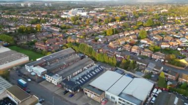 İngiltere 'nin Kuzey Luton şehrinin yüksek açılı görüntüleri. Hava görüntüsü 17 Ekim 2024 'te Drone' un Kamerasıyla günbatımından hemen önce çekildi..