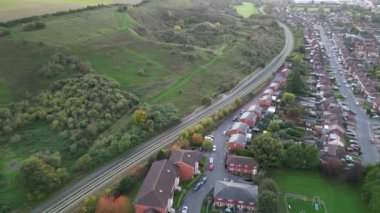 İngiltere 'nin Kuzey Luton şehrinin yüksek açılı görüntüleri. Hava görüntüsü 17 Ekim 2024 'te Drone' un Kamerasıyla günbatımından hemen önce çekildi..