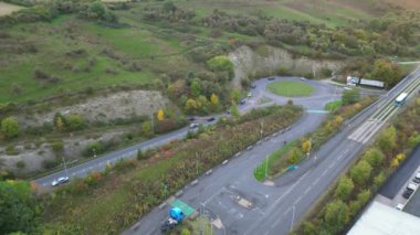 İngiltere 'nin Kuzey Luton şehrinin yüksek açılı görüntüleri. Hava görüntüsü 17 Ekim 2024 'te Drone' un Kamerasıyla günbatımından hemen önce çekildi..