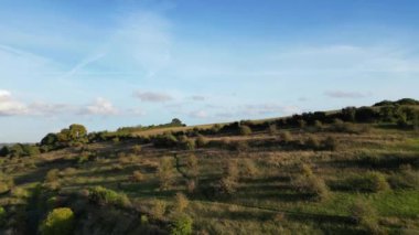 İngiltere 'nin Kuzey Luton şehrinin yüksek açılı görüntüleri. Hava görüntüsü 17 Ekim 2024 'te Drone' un Kamerasıyla günbatımından hemen önce çekildi..