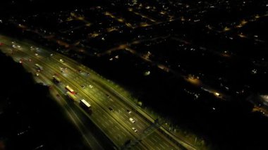 Günbatımından ve dolunaydan hemen sonra İngiltere 'nin Aydınlanmış Luton şehrinin en güzel yüksek açılı görüntüsü. Hava Görüntüleri İHA 'nın Kamerasıyla 17 Ekim 2024' te çekildi.