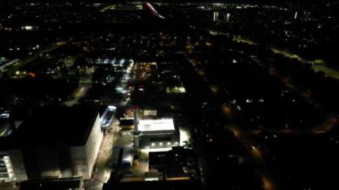 Günbatımından ve dolunaydan hemen sonra İngiltere 'nin Aydınlanmış Luton şehrinin en güzel yüksek açılı görüntüsü. Hava Görüntüleri İHA 'nın Kamerasıyla 17 Ekim 2024' te çekildi.