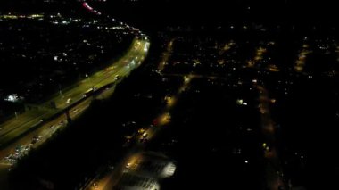 Günbatımından ve dolunaydan hemen sonra İngiltere 'nin Aydınlanmış Luton şehrinin en güzel yüksek açılı görüntüsü. Hava Görüntüleri İHA 'nın Kamerasıyla 17 Ekim 2024' te çekildi.