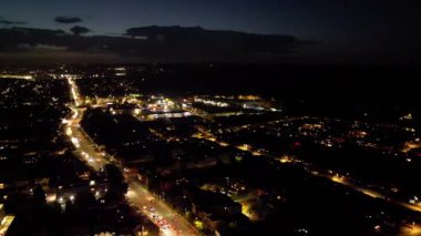 Günbatımından ve dolunaydan hemen sonra İngiltere 'nin Aydınlanmış Luton şehrinin en güzel yüksek açılı görüntüsü. Hava Görüntüleri İHA 'nın Kamerasıyla 17 Ekim 2024' te çekildi.