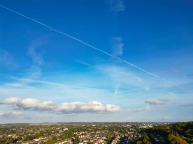 İngiltere 'nin Kuzey Luton şehrinin hava görüntüsü. Hava görüntüsü 17 Ekim 2024 'te Drone' un Kamerasıyla günbatımından hemen önce çekildi..