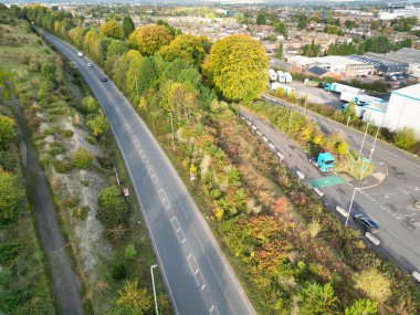 İngiltere 'nin Kuzey Luton şehrinin hava görüntüsü. Hava görüntüsü 17 Ekim 2024 'te Drone' un Kamerasıyla günbatımından hemen önce çekildi..