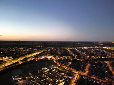 İngiltere 'nin Aydınlanmış Luton şehrinin en güzel yüksek açılı görüntüsü. Gün batımından hemen sonra ve dolunay gecesi. Hava Görüntüleri İHA 'nın Kamerasıyla 17 Ekim 2024' te çekildi.