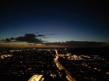 İngiltere 'nin Aydınlanmış Luton şehrinin en güzel yüksek açılı görüntüsü. Gün batımından hemen sonra ve dolunay gecesi. Hava Görüntüleri İHA 'nın Kamerasıyla 17 Ekim 2024' te çekildi.